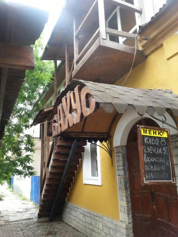 Міні-Готель Бахус Kam'janec'-Podil's'kyj Esterno foto